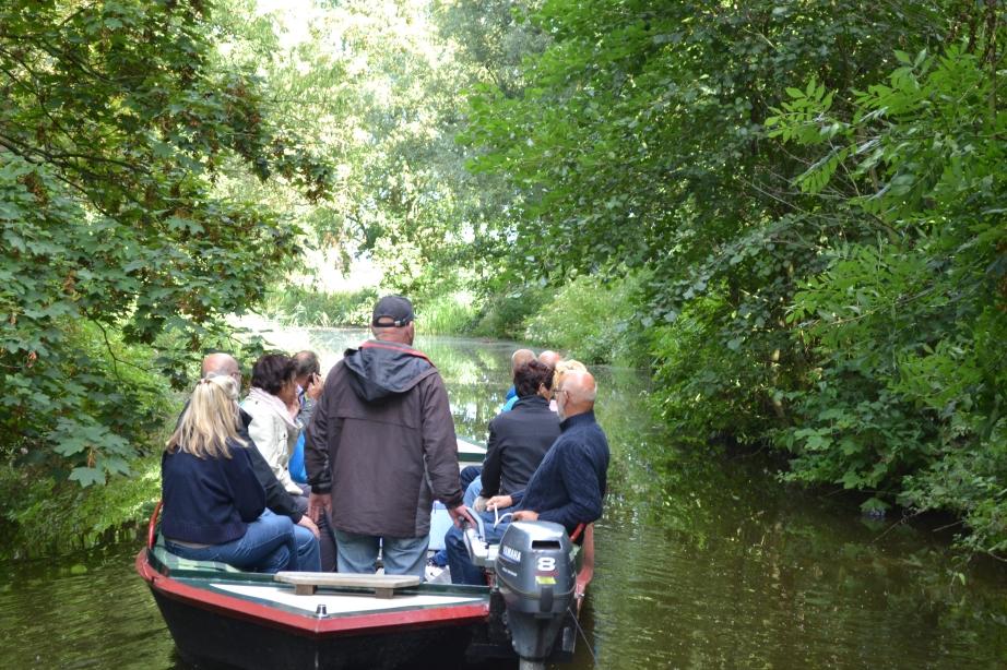 Bootje door de eilandspolder met een gids